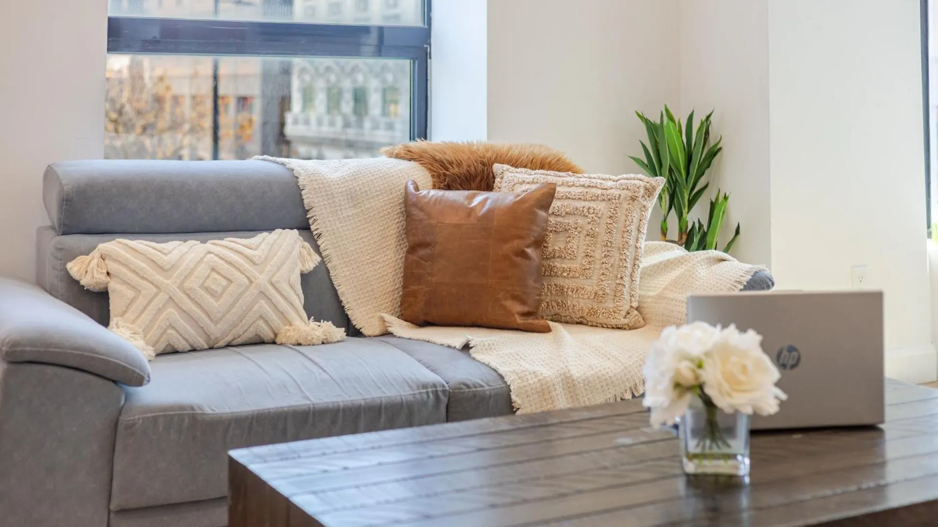 شقة Inner-City Studio On Bishop -Heart Of Mtl مونتريال